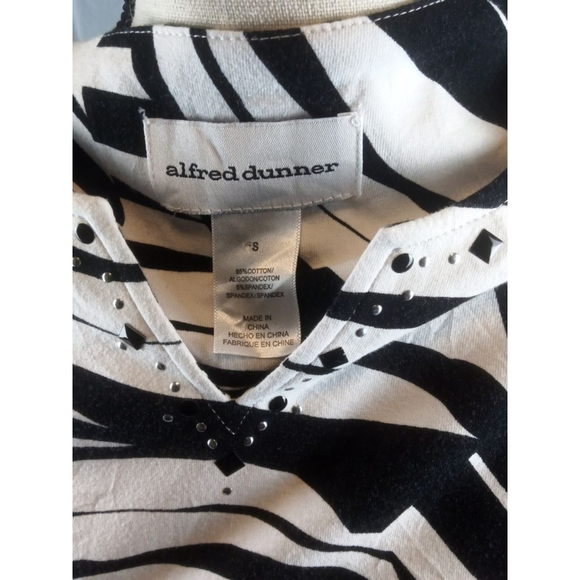 Women's Alfred Dunner Black & White Abstract Tee S - Picture 4 of 4